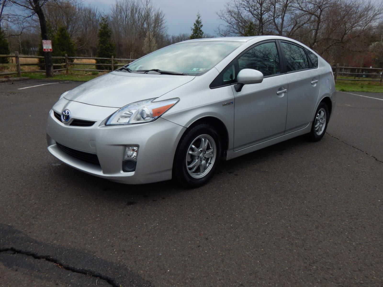 2010 Silver /Gray Leather Toyota Prius IV (JTDKN3DU1A0) with an 1.8 liter 4cyl hybrid engine, CVT Automatic transmission, located at 6528 Lower York Road, New Hope, PA, 18938, (215) 862-9555, 40.358707, -74.977882 - Photo #0
